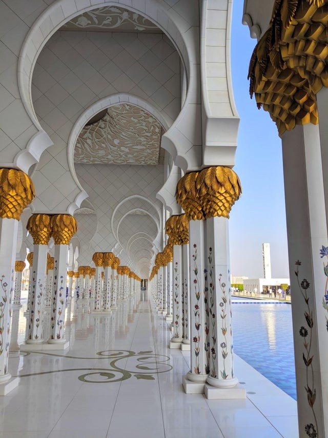 11. Una grande moschea ad Abu Dhabi.