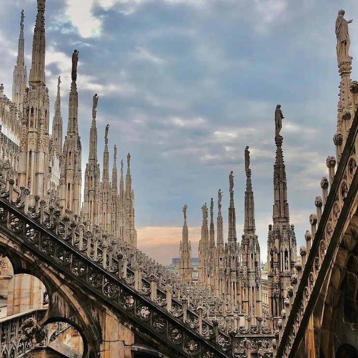 12. Uno sguardo del Duomo di Milano da una prospettiva laterale e dall'alto.