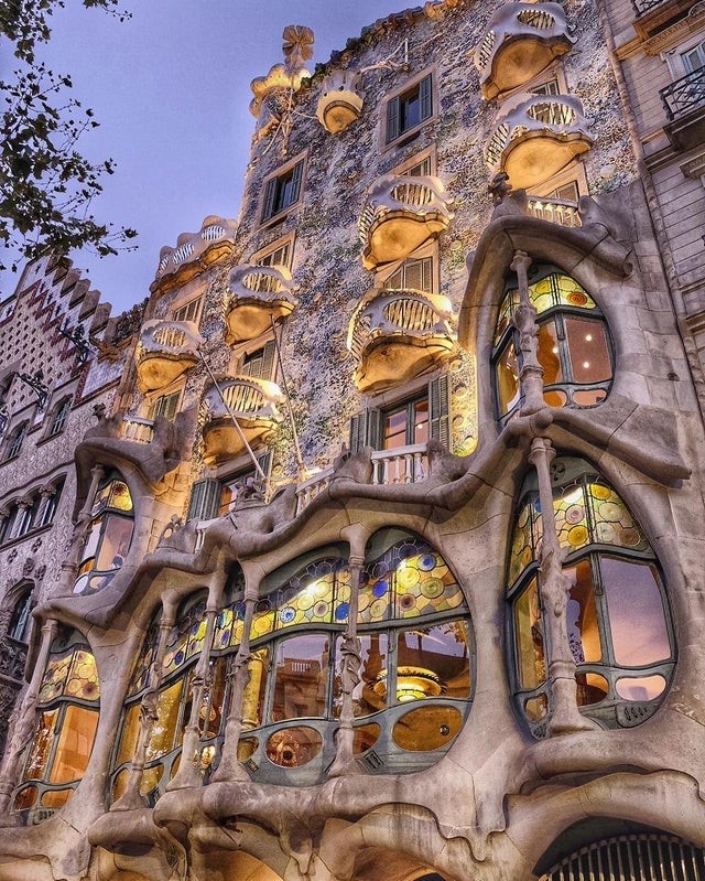 14. Casa Batllò, à Barcelone, en Espagne : un autre bâtiment extraordinaire d'Antonio Gaudi.