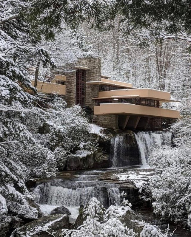 2. Casa sulla cascata: un progetto dell'architetto Frank Lloyd Wright, si trova in Pennsylvania.