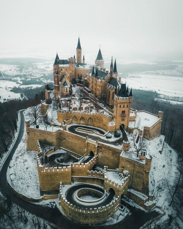 4. Le château de Hohenzollern en Allemagne, construit par la noble famille Hohenzollern.
