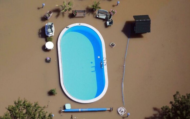 7. L'acqua azzurra e pulita di quella piscina in mezzo al fango: salva per miracolo
