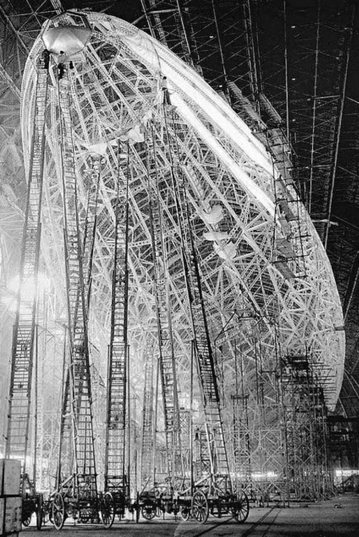 16. La costruzione di un dirigibile nel 1934