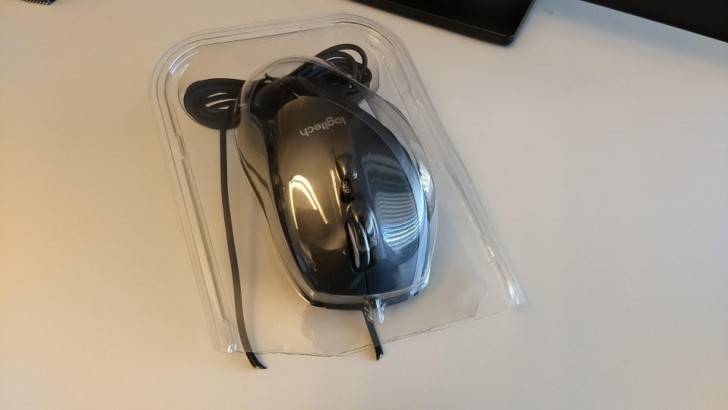 2. Una persona era ansiosa di spacchettare il suo nuovo mouse e questo è il risultato.