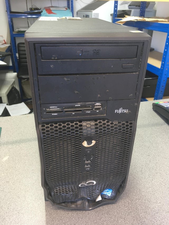 9. L'ordinateur a "légèrement" surchauffé : on peut e constater à la forme qu'il prend en bas.