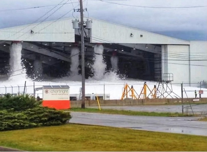 8. Un peu de fumée et le système d'extinction des incendies crée une véritable apocalypse dans le hangar