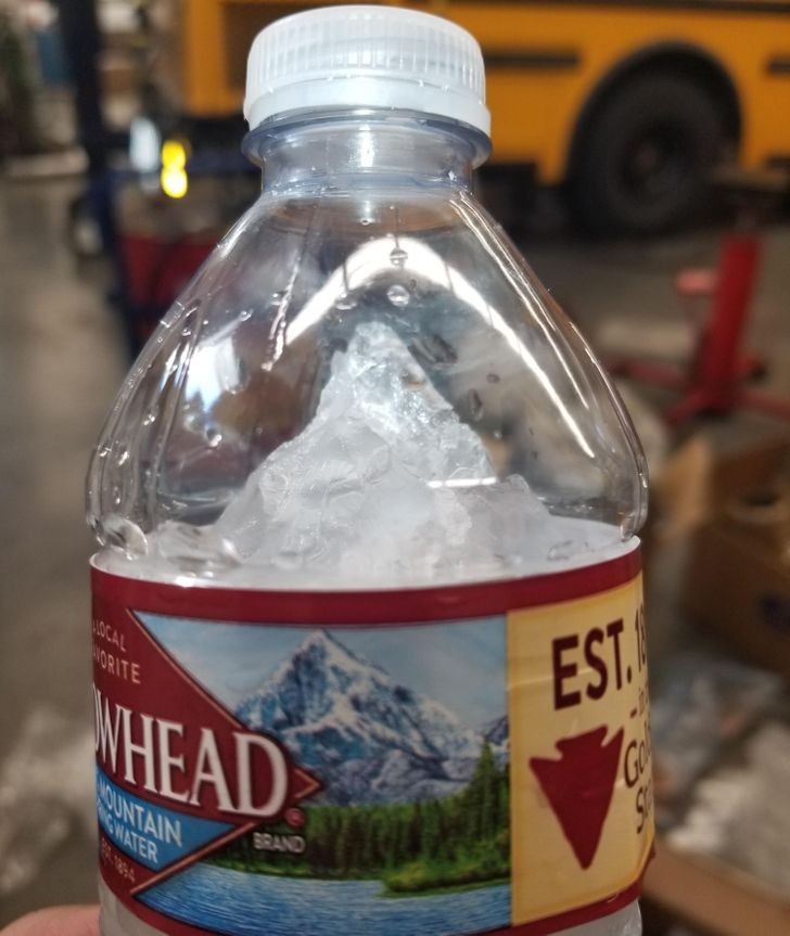 Una bottiglia d'acqua auto-referenziale