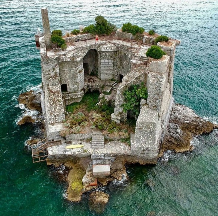 12. Torre Scola: een oud militair gebouw, nu verlaten, gelegen in Italië