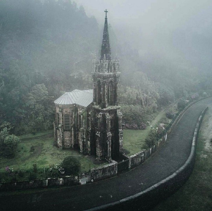 13. Eine gotische Kirche in Portugal.