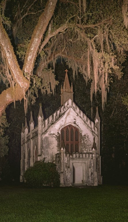 3. Een verlaten gotische structuur gefotografeerd in het donker.