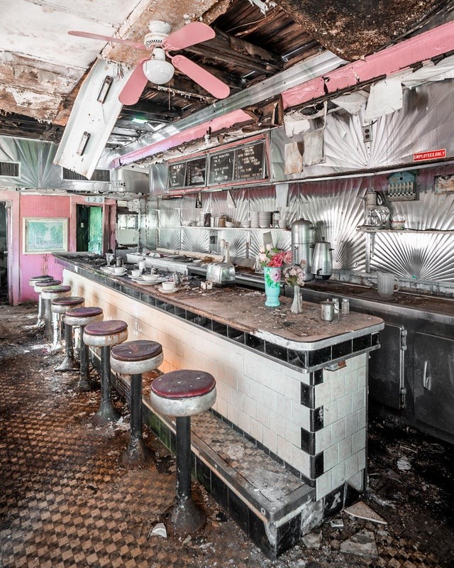 7. Un vieux restaurant abandonné qu'un passant a trouvé par hasard.
