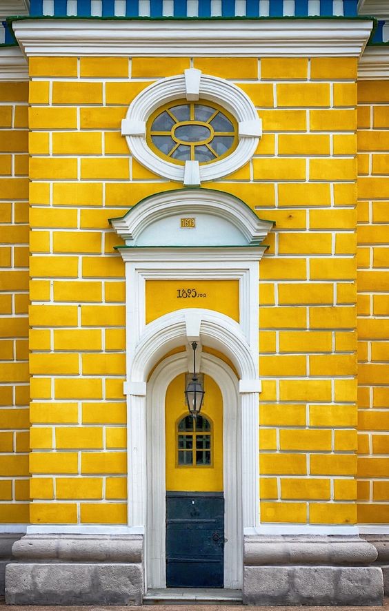 16. Selbst eine einfache Tür kann sich in einen Ort voller Charme verwandeln, vor allem, wenn sie wie diese ist. Sitz in Kiew, Ukraine