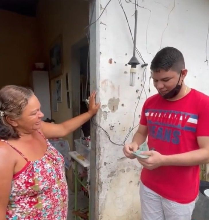 Een jonge man verdient zijn eerste geld met videogames en besluit het aan zijn moeder te geven: "Ik had het je beloofd" (+ VIDEO) - 1