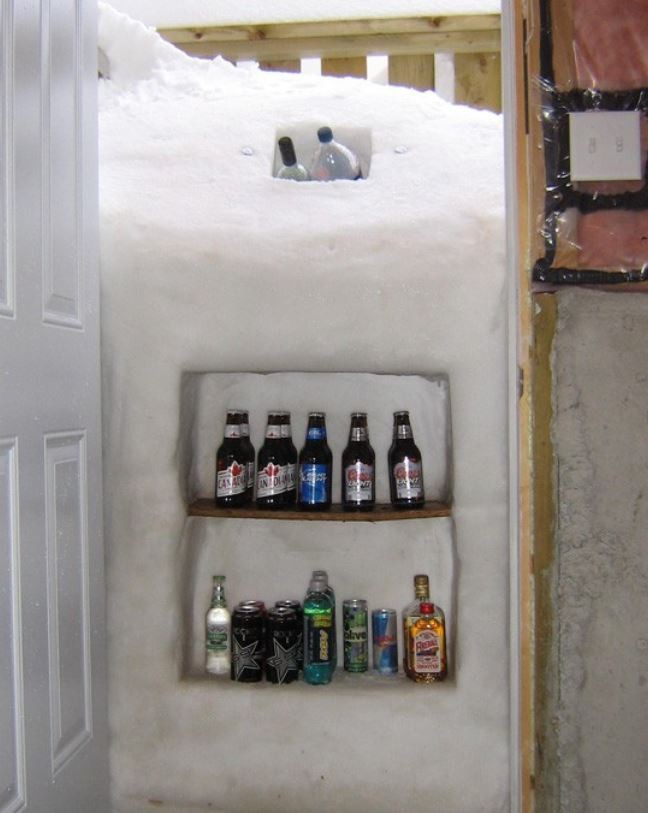 6. Wer sagt denn, dass Schnee, der die Tür blockiert, nicht praktisch genutzt werden kann?