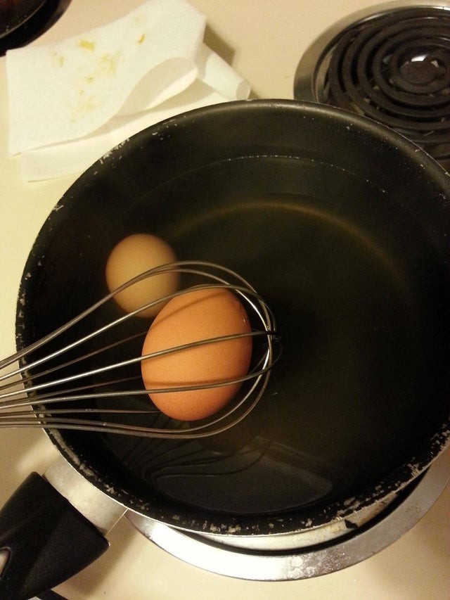 7. "Usa una frusta da cucina per rimuovere facilmente l'uovo sodo" scrive l'utente che ha postato la foto