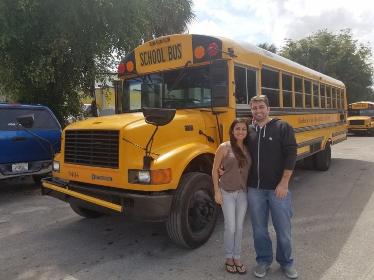 De bus scolaire à mini-maison sur roues : un couple transforme un vieux véhicule en maison de rêve - 1