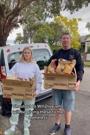 Ze geeft meer dan $300 uit aan broodjes van een fastfood om te doneren aan daklozen: een meisje zorgt voor ophef vanwege haar keuze - 3