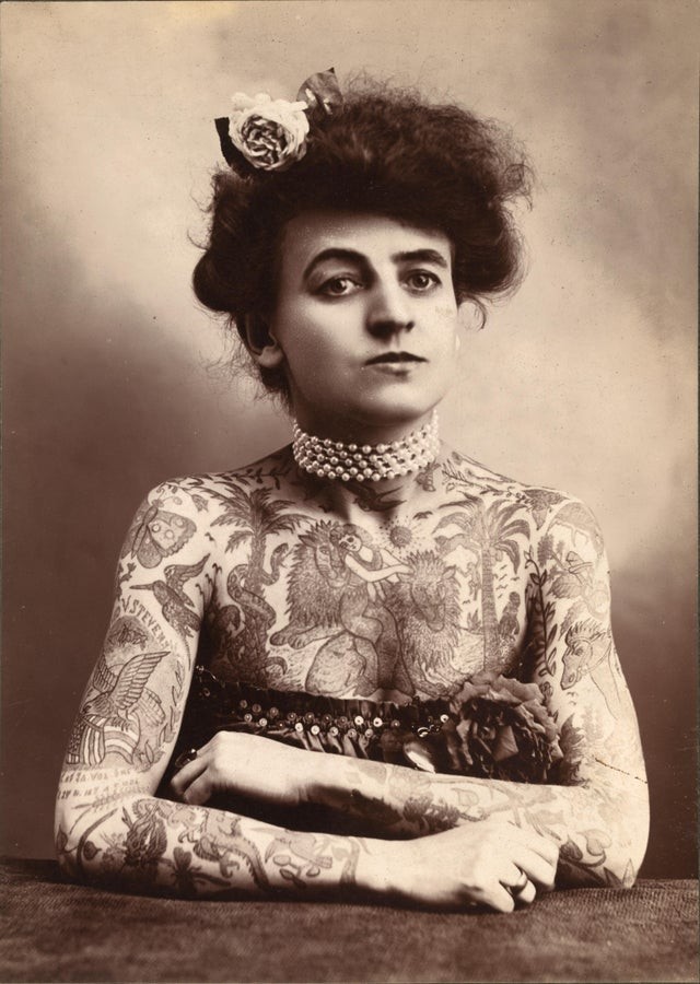 10. 1907 : la photo montre Maud Stevens Wagner, la première femme tatoueur connue aux États-Unis.