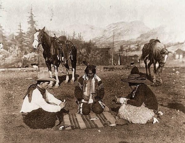 11. 1908: Amerikanische Ureinwohner spielen Karten, während ihre Pferde ruhen.