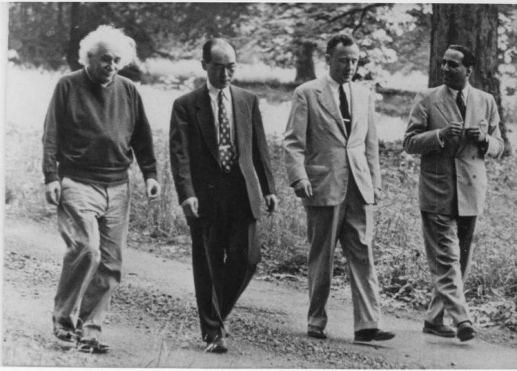12. Ein Foto, das vier bedeutende Physiker der Geschichte verewigt. Links sehen wir den bekanntesten: Einstein.
