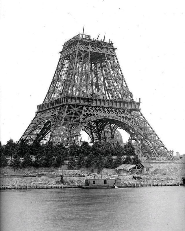 13. La construction de l'imposante tour Eiffel en 1888.
