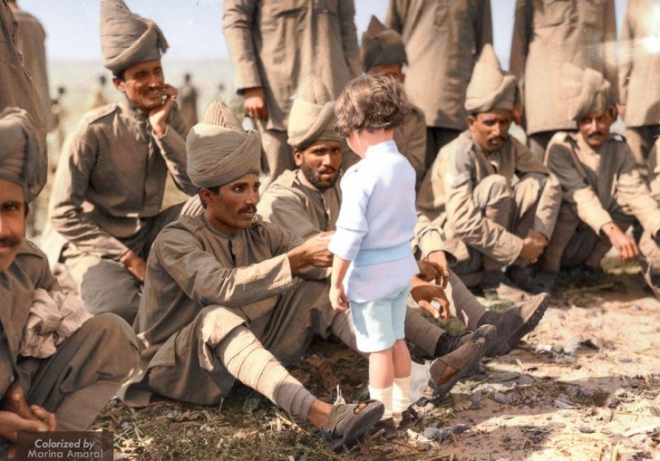 2. Året var 1914, en fransk pojke presenterar sig för indiska soldater som precis har anlänt till Frankrike