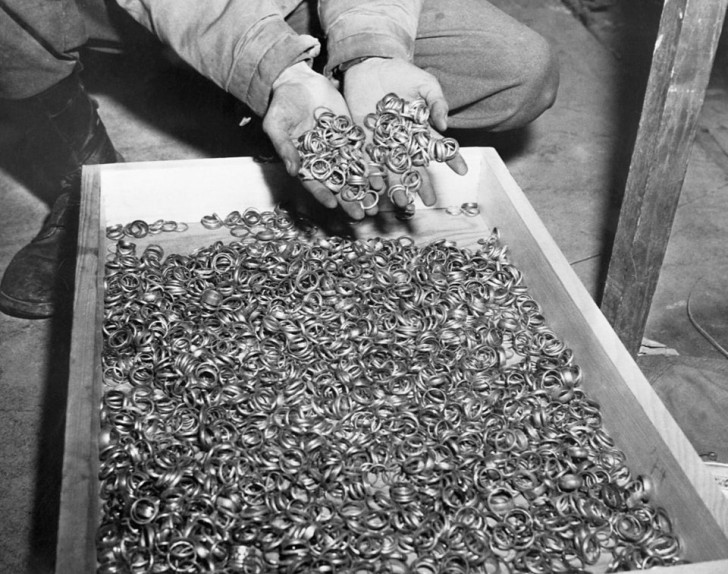 5. 1945: Detta foto visar alla vigselringar som tagits från förintelsens offer. 