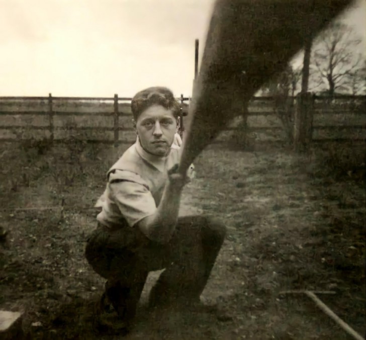 7. Un bâton à selfie d'une autre époque : nous sommes en 1957 et cet homme utilise un morceau de bois pour activer l'appareil photo.
