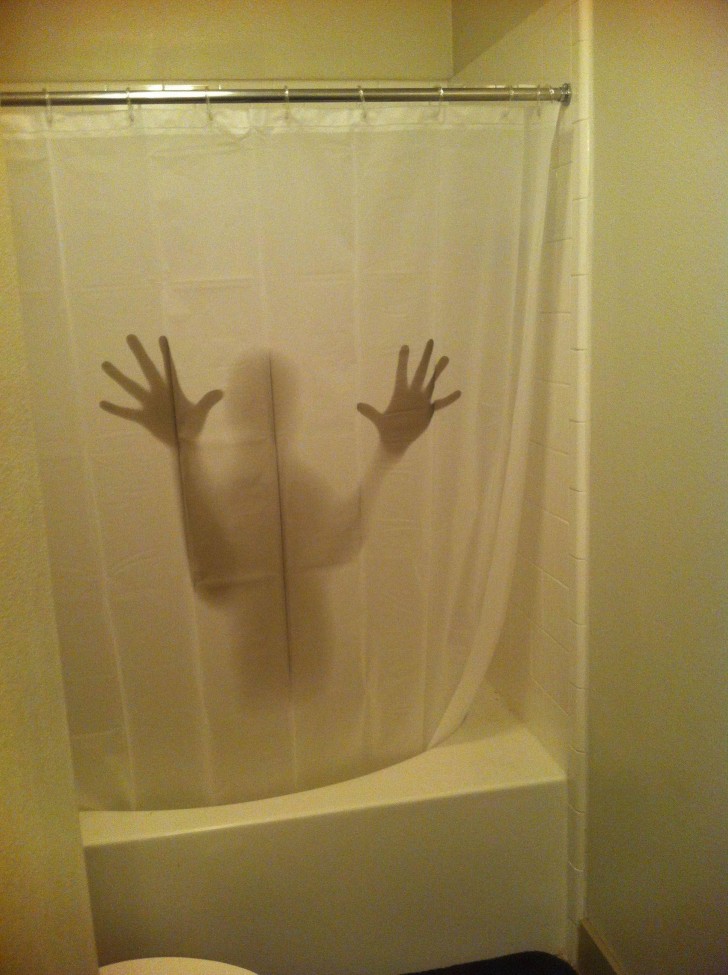 1. Ich habe diesen neuen Duschvorhang gekauft. Meine Freundin schreit immer noch vor Angst"