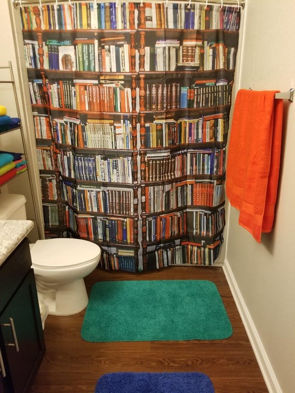 5. Le rideau de douche que tous les amoureux des livres voudraient avoir dans leur salle de bains !