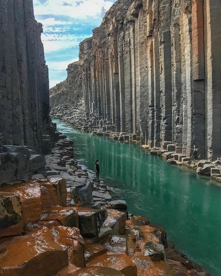 9. Un canyon au milieu de majestueuses colonnes de basalte... c'est l'Islande !