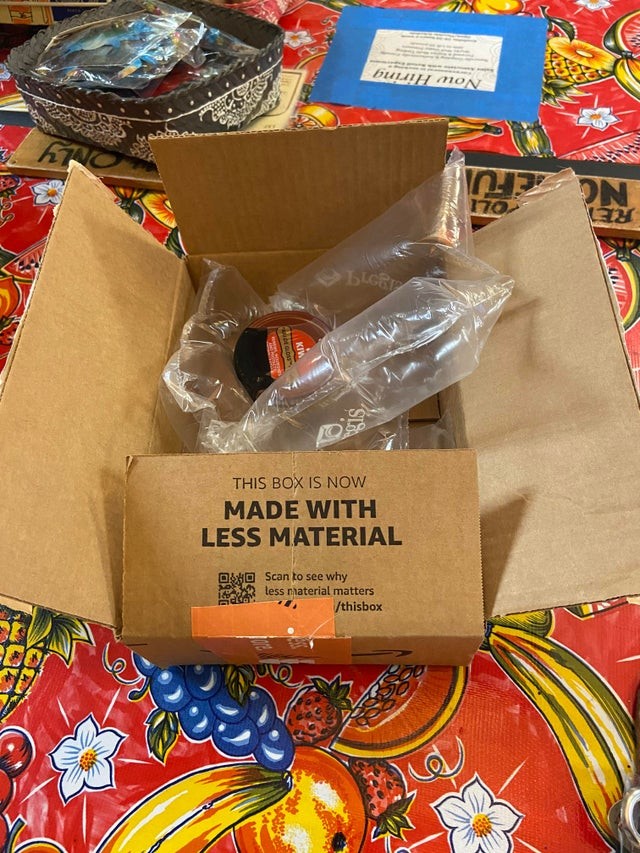 2. De doos werd gemaakt met "minder materiaal", maar dat voorkomt de overdreven packaging niet