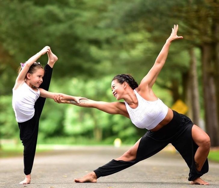 Mamma e figlia fanno yoga insieme e formano un legame profondo di fiducia reciproca - 7