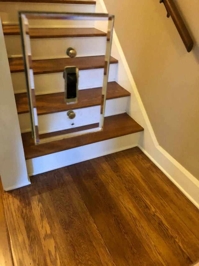 16. Que fait cet interrupteur au milieu des escaliers ?