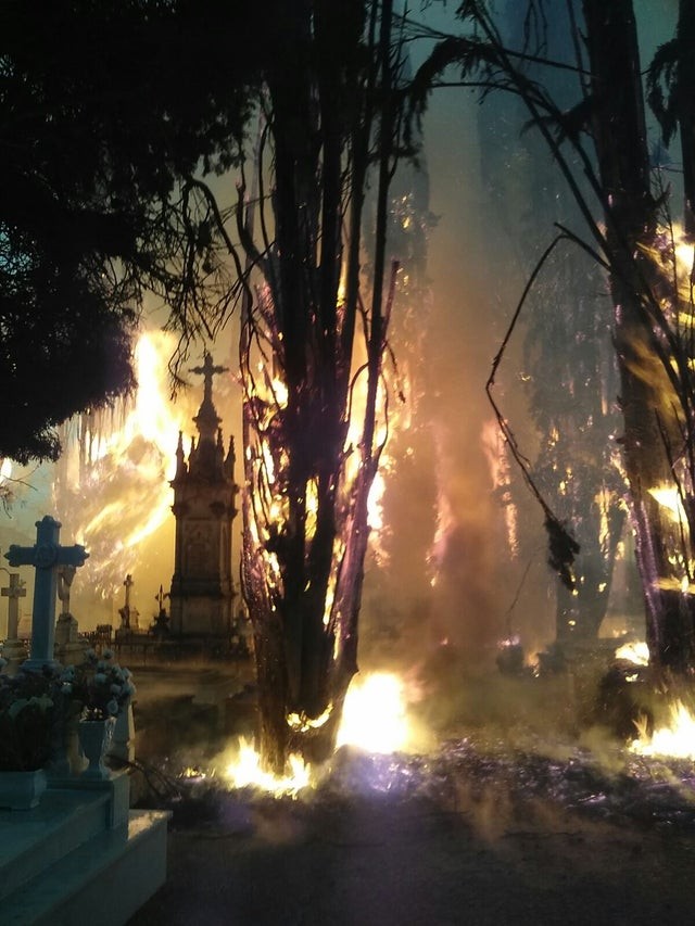 18. Ein alter Friedhof brennt: eine Szene wie aus einem Horrorfilm