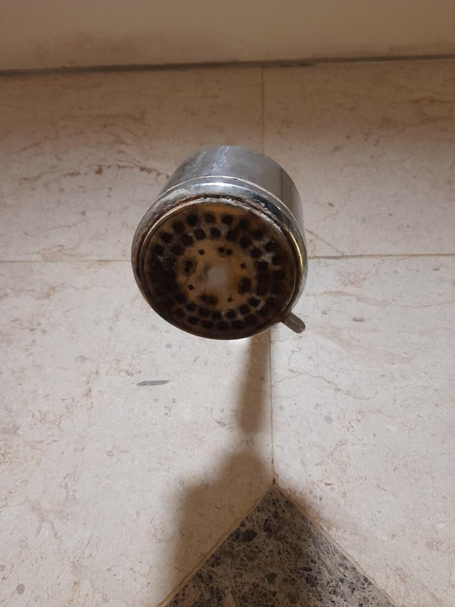 14. Pensereste mai che questo sia il soffione della doccia di un hotel 4 stelle?