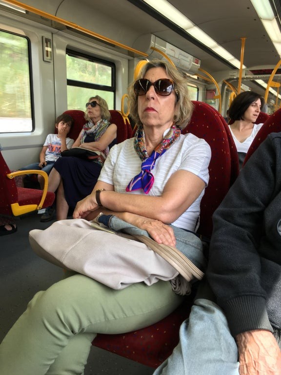 2. Une personne dans le train a remarqué l'incroyable ressemblance, dans les poses et l'apparence, de ces deux femmes.