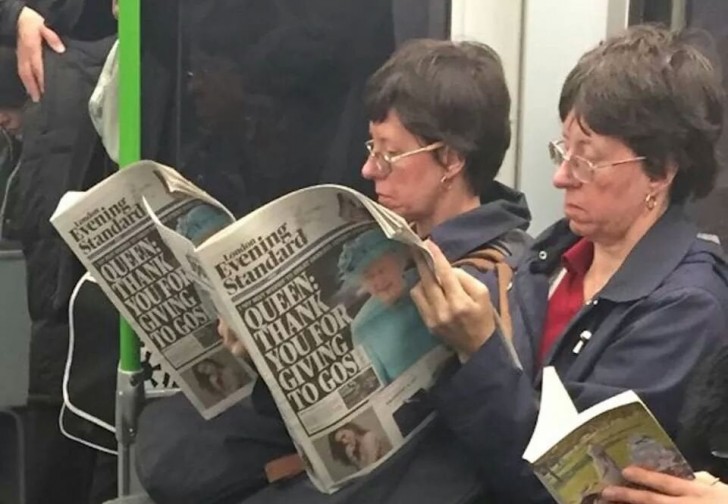 3. In der U-Bahn: Die beiden Frauen sind keine Zwillinge, auch wenn sie im Grunde genommen wie Zwillinge aussehen.