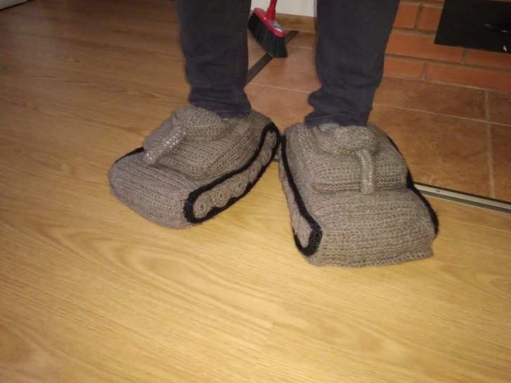 15. La femme a fabriqué ces chaussons pour son partenaire : un cadeau de Noël apprécié.
