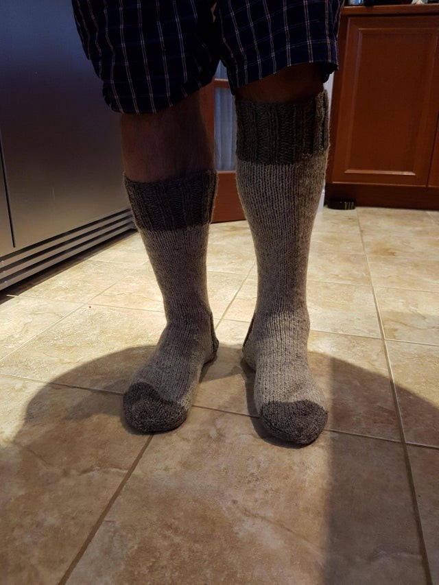 5. Oma gaf hem deze sokken van verschillende lengtes.