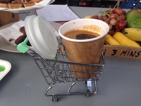 13. Un chariot contenant du café, qui est ensuite renvoyé une fois la boisson consommée.