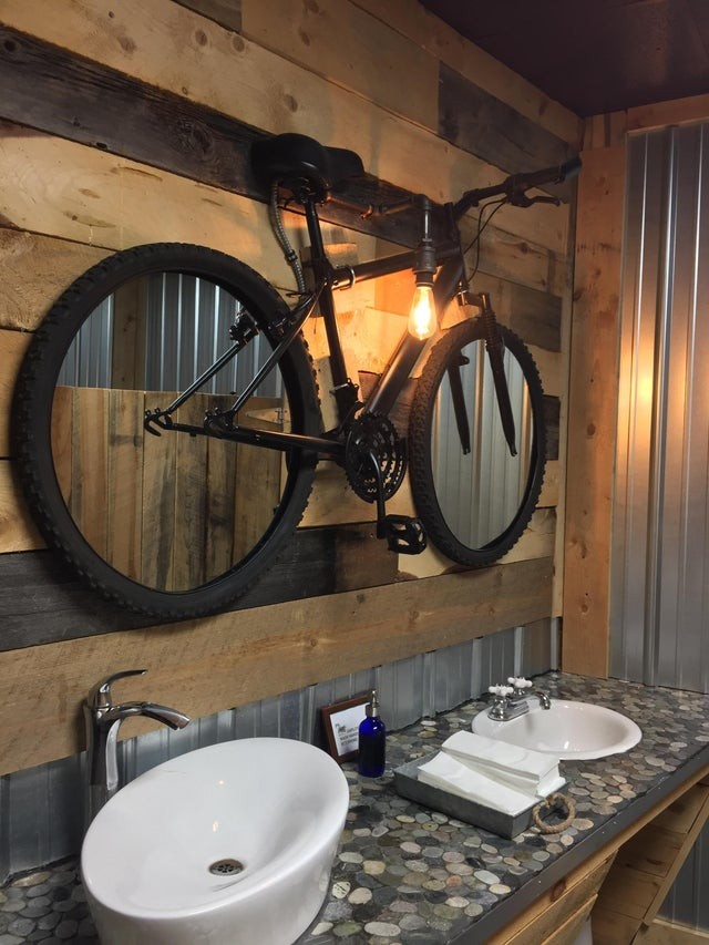 2. De badkamerspiegels werden in fietsbanden gemonteerd.