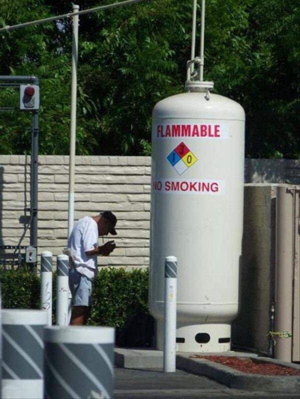 5. Il est clairement indiqué qu'il ne faut pas fumer, mais le monsieur a décidé d'ignorer l'avertissement.