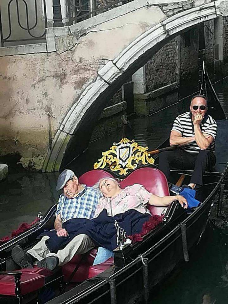 1. Hanno comprato il giro in gondola, a Venezia.