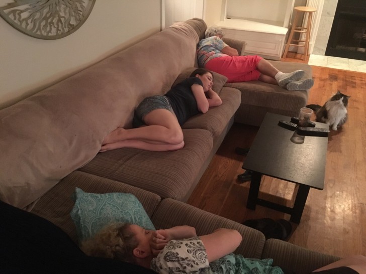 6. Sie schliefen alle auf dem Sofa in der gleichen Position ein