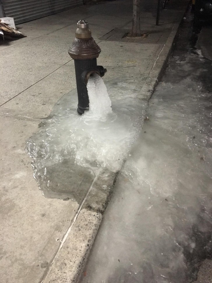 14. L'acqua è uscita dall'idrante e si è immediatamente trasformata in ghiaccio.