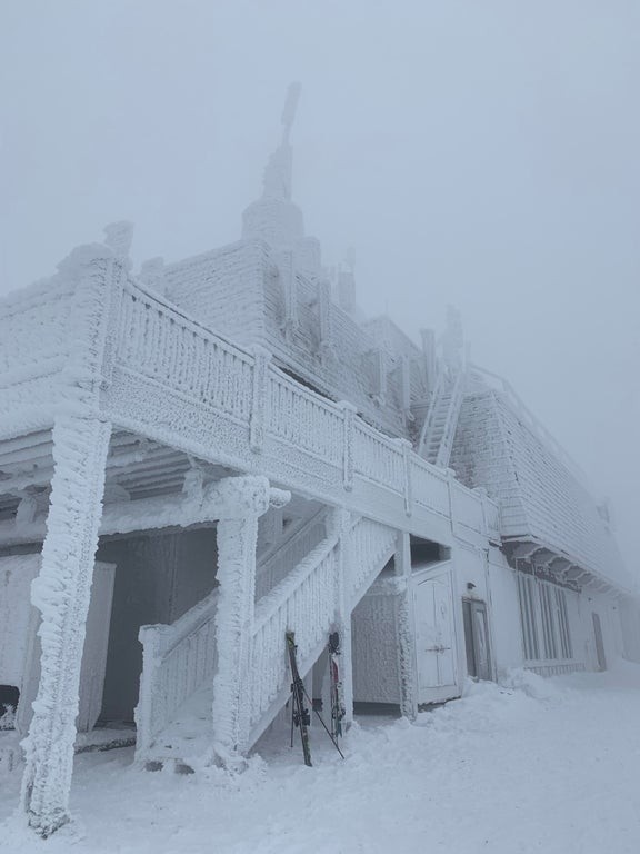 8. Questo edificio completamente ricoperto da neve e ghiaccio si trova in Canada.