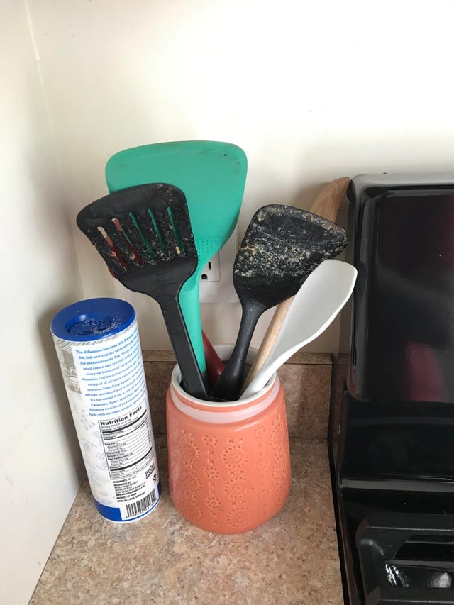 5. Le colocataire pense que les spatules se nettoient toutes seules.
