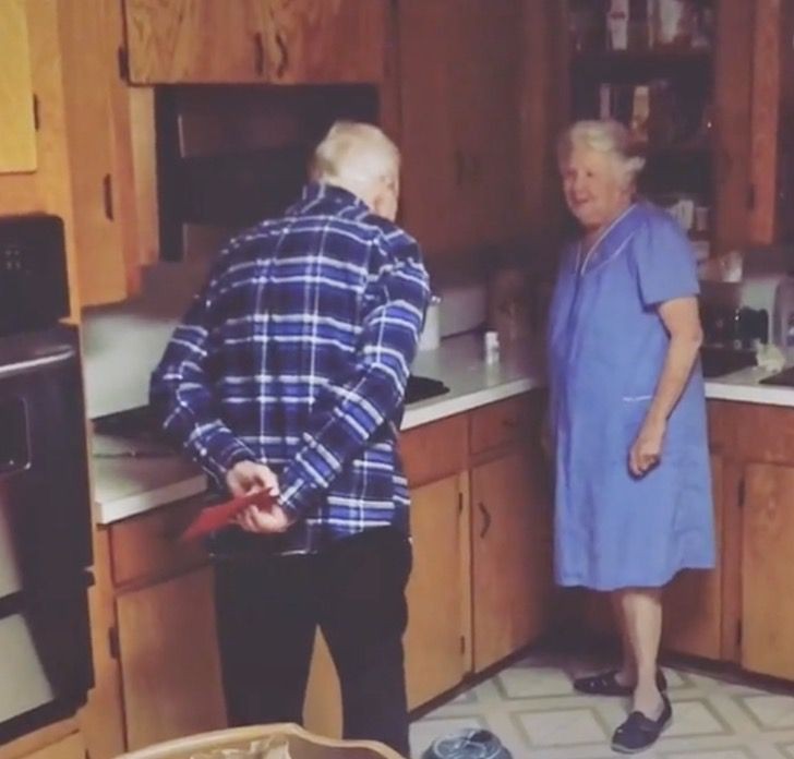 On Valentines Day, this grandfather tells his wife, with whom he has been married for 64 years: "You make my world go round" (+ VIDEO) - 1