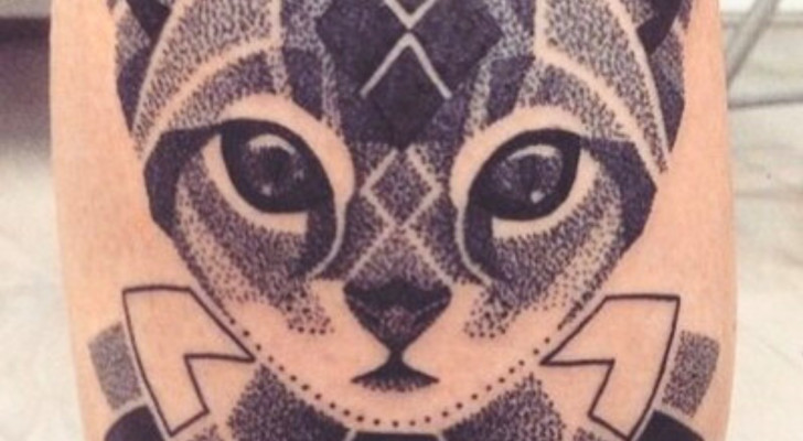 Tatuaggio del volto di un gatto in stile mosaico